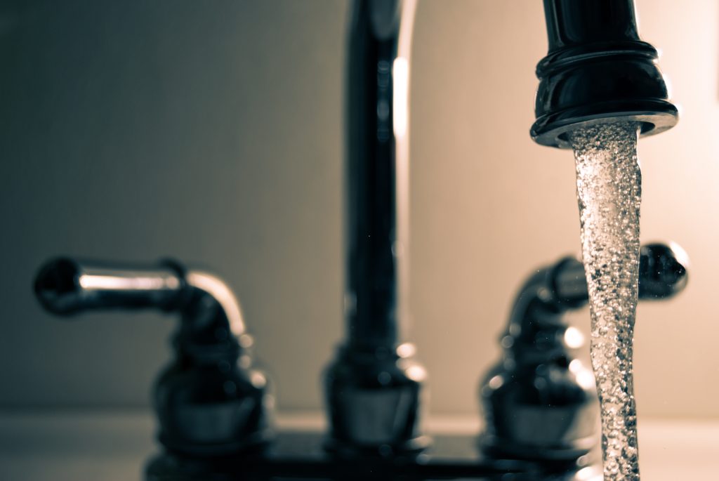 Kalkaanslag in waterkoker en koffiezetapparaat voorkomen met een waterontharder voor in huis