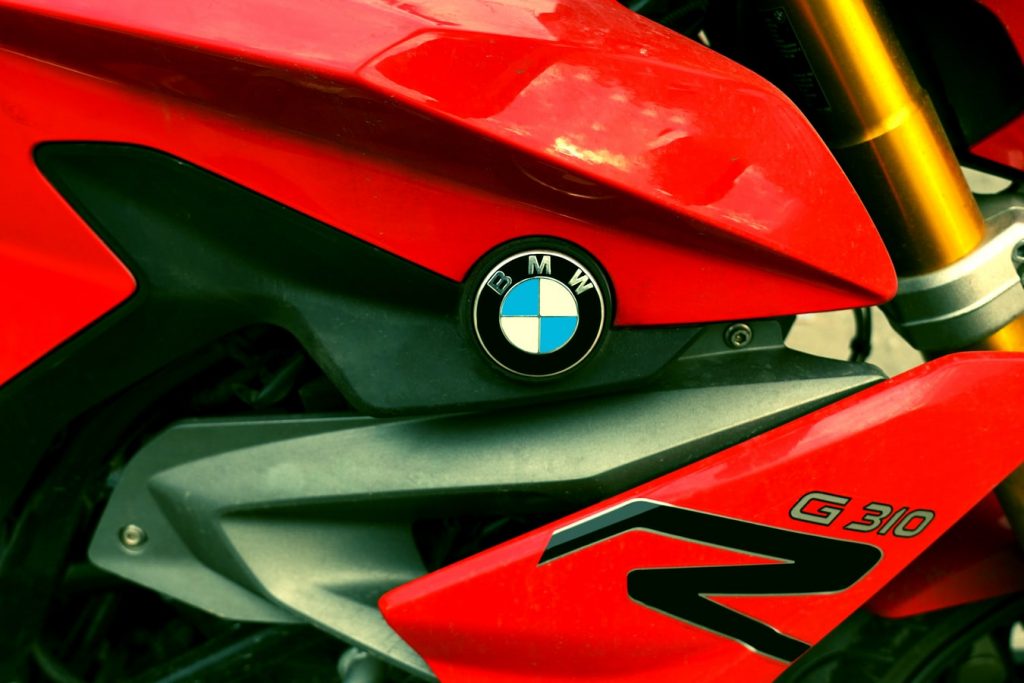 Caferacer motorliefhebber die zijn ideale motor aanpast en optimaliseert voor perfecte rijervaring