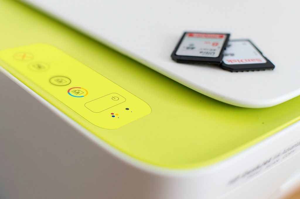 Moderne laserprinter in kantoor environment met printpapier