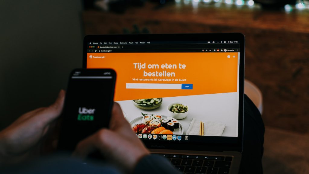 Bestelbakje met eten - advies voor wat eten bestellen en restaurant kiezen