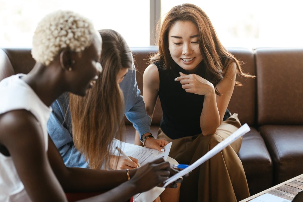 Diverse teamleden die samen werken aan efficient personeelsinzet en workforce management strategieën