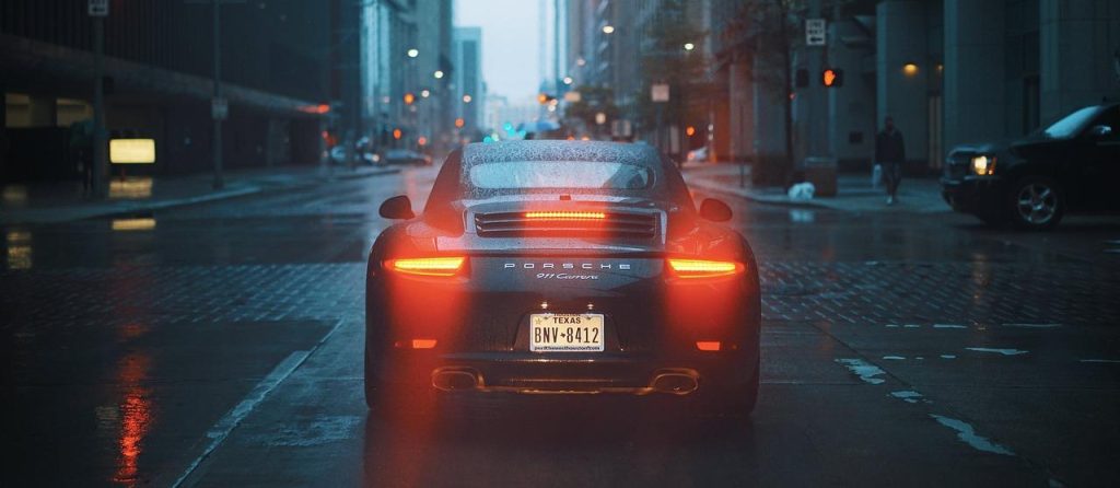 Car detailing shop met professionele auto-onderhoudsproducten voor polijsten en reinigen
