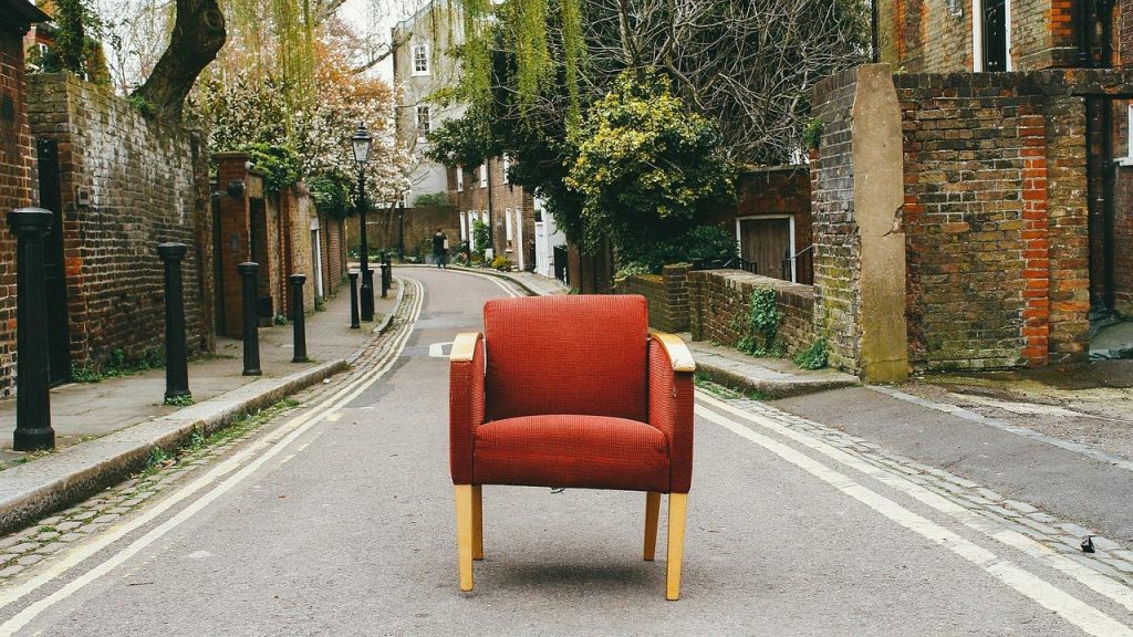 Goedkope fauteuil in klassieke stijl als comfortabele zitplek naast de bank