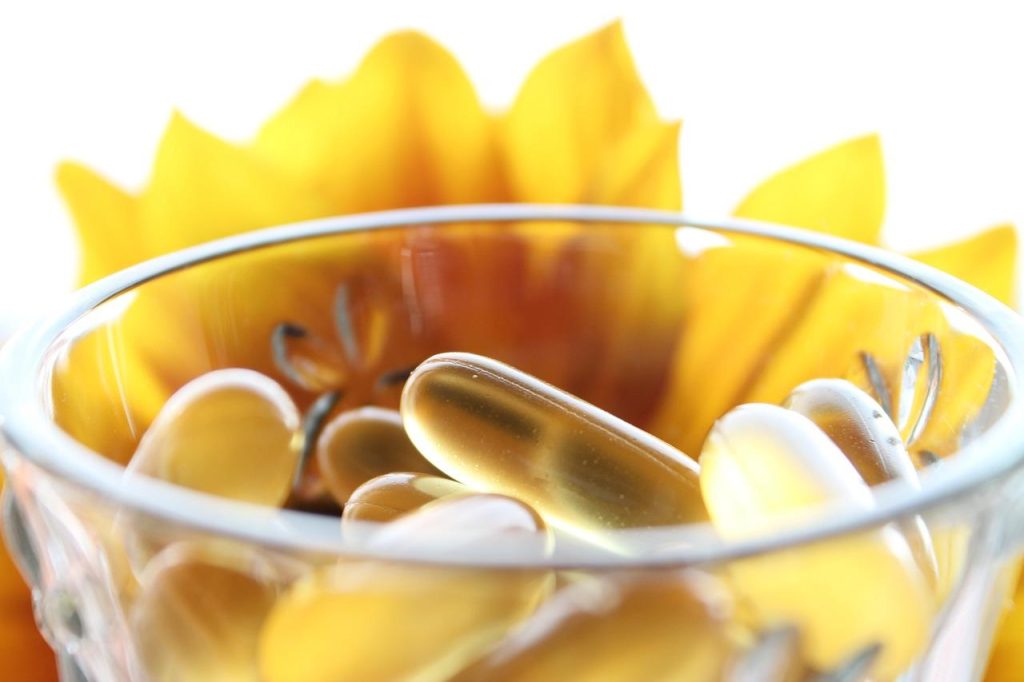 Visualisatie van natuurlijke supplementen voor overgang ondersteunende kruiden en vitamines