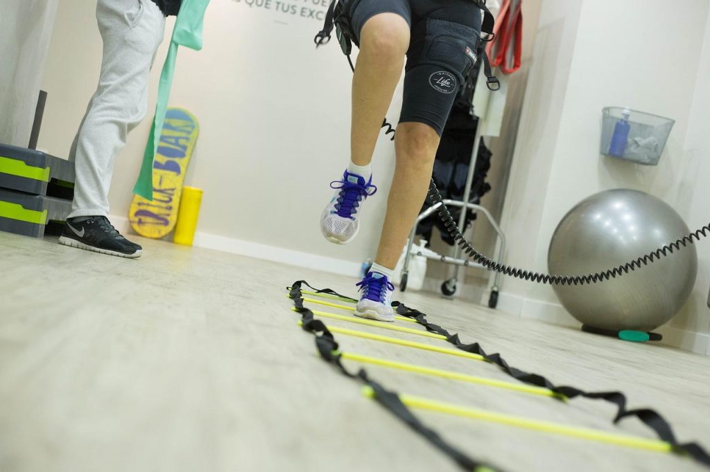 Focus Fysiotherapie Breda behandelkamer met fysiotherapeut en patiënt in persoonlijke benadering voor herstel