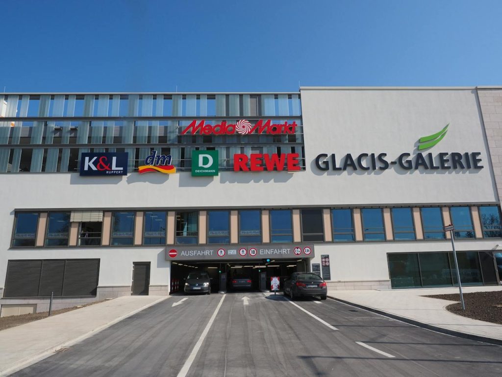 Voorbeeld van professionele gevelreclame op bedrijfspand voor maximale zichtbaarheid voorbijgangers