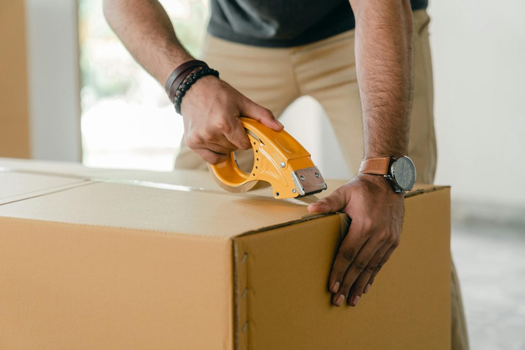 Zwangere vrouw bereidt verhuizing voor met organisatie en hulp voor veilig verhuizen tijdens zwangerschap