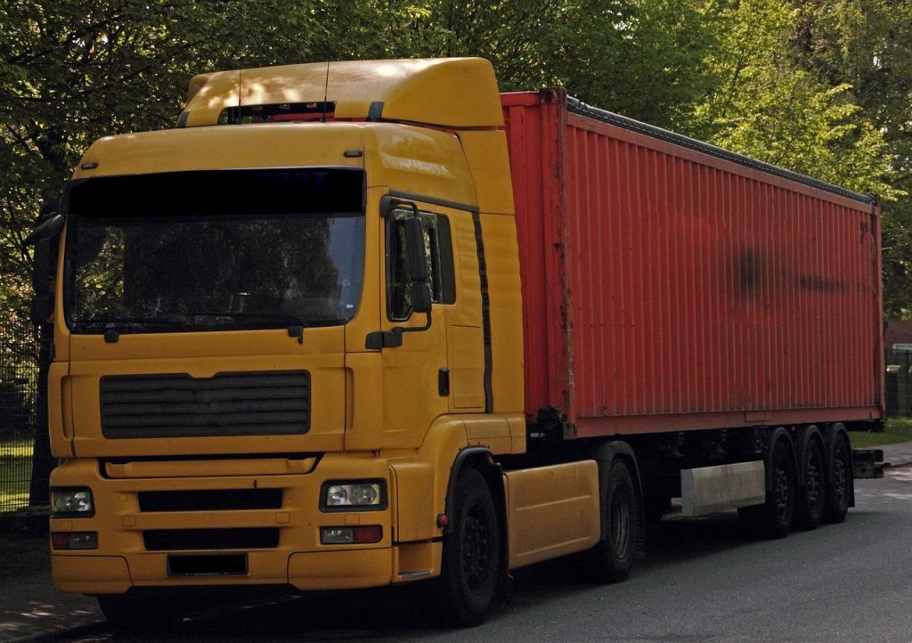 Vrachtwagenchauffeur die overwegingen behandelt bij het selecteren van een geschikte code 95 cursus voor bijscholing