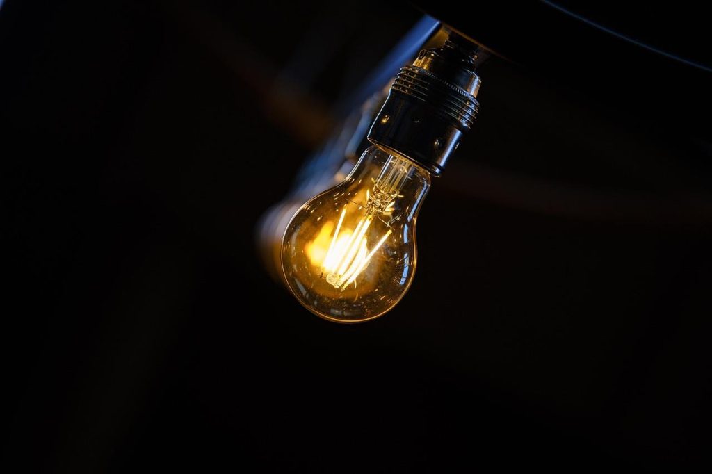 Verlichte tuin met verschillende soorten tuinverlichting voor een betoverende oase effect