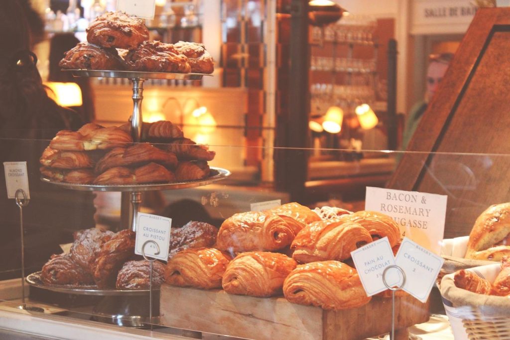 Interieur bakkerij in Harderwijk met vers gebakken broden, gebak en taarten, uitstralingtraditioneel vakmanschap